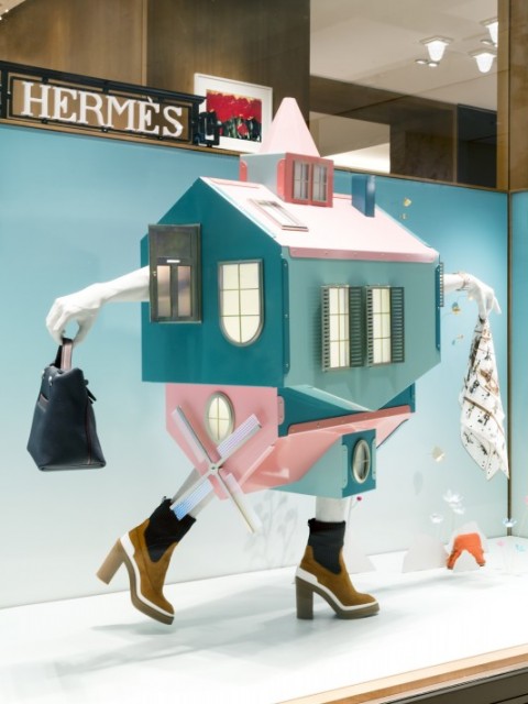 Noa Verhofstad voor Hermes huis op straat
